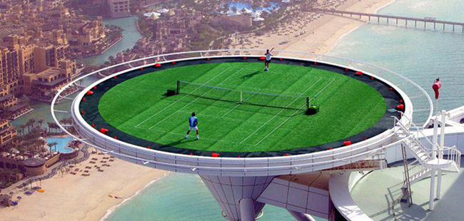 Trận tennis giữa Andre Agassi và Roger Federer diễn ra trên một sân cỏ ở độ cao 200m, giữa biển, tại khách sạn Burj Al Arab ở Dubai.