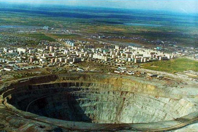 Mỏ kim cương lớn nhất thế giới, sâu 252m và có đường kính 1.200m, ở Mirny, Nga.