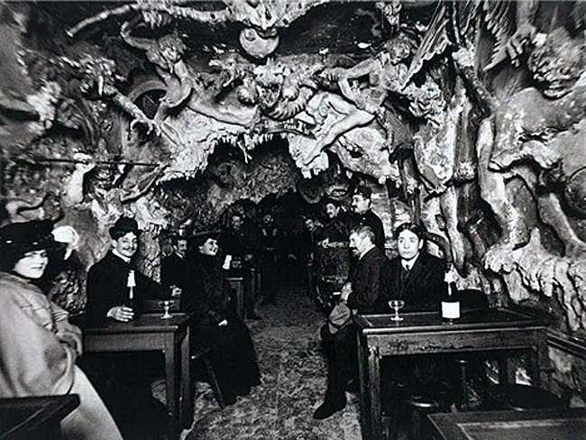 Ngôi nhà được xây dựng như một cái hang của quỷ dữ, thực ra là một nhà hàng Le Café de L’enfer ở Paris, Pháp, mở cửa vào thế kỷ 19.
