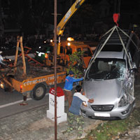 Tin tức trong ngày - Tàu hỏa tông ôtô, 6 người thoát chết hy hữu