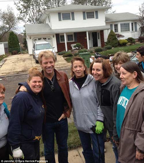 Mỹ: Cảm động tình người sau siêu bão Sandy - 7