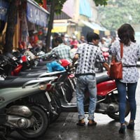 Tin tức trong ngày - Hà Nội lại nở rộ bãi giữ xe tự phát