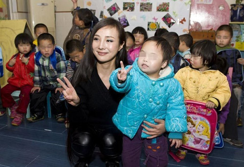Gan Lulu kín đáo đi từ thiện - 2