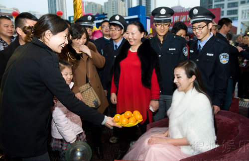 Gan Lulu kín đáo đi từ thiện - 13