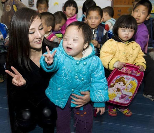 Gan Lulu kín đáo đi từ thiện - 10