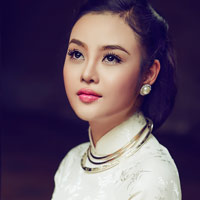 Thời trang - Julia Hồ lấy lại hình ảnh bằng áo dài