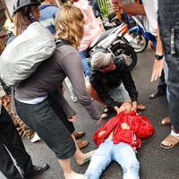 Tin tức trong ngày - Khách Tây cứu người bị nạn bất tỉnh giữa phố