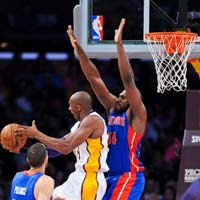 Thể thao - NBA: Cú lên rổ cực dị của Kobe Bryant