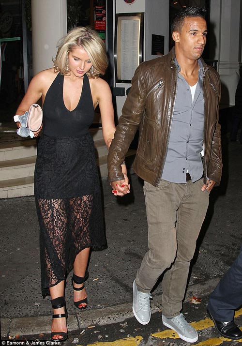 Bộ catsuit gây tò mò của nữ ca sĩ Anh - 5