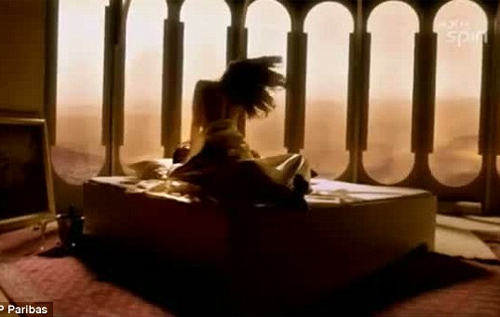 Bông hồng Anh khoe cảnh nóng trong phim - 3