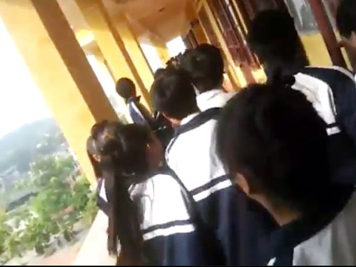Đánh bạn dã man vì không được nhìn bài - 2