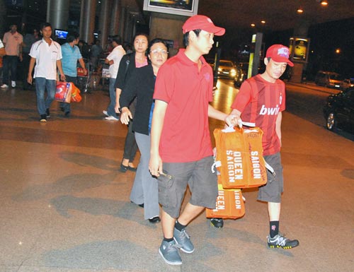 8 thủy thủ tàu Saigon Queen đã về nước - 2