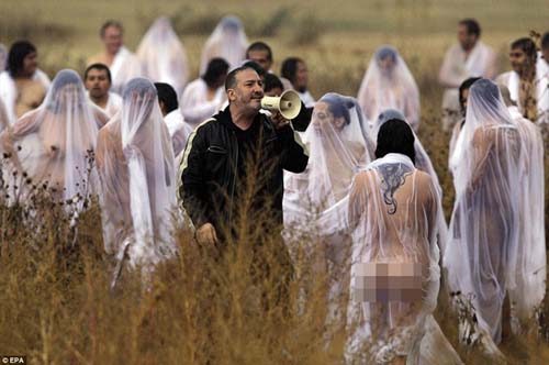 Khỏa thân để tưởng nhớ người chết - 5