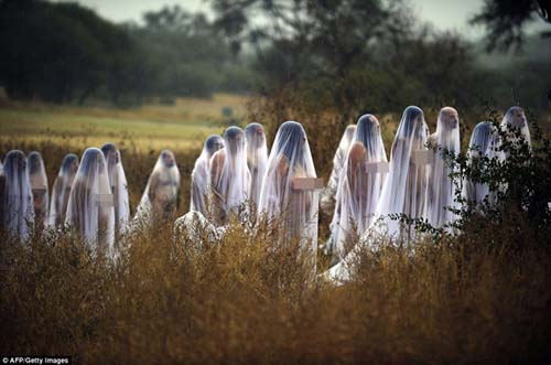 Khỏa thân để tưởng nhớ người chết - 4