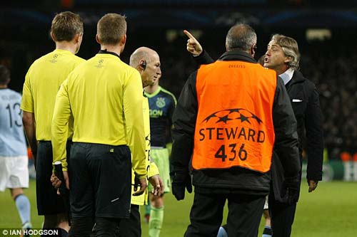 Bị cầm hòa, Mancini cay cú với trọng tài - 1