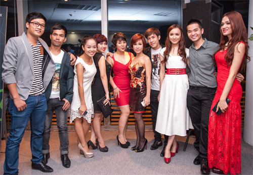 Uyên Linh nhí nhảnh khoe đường cong - 8