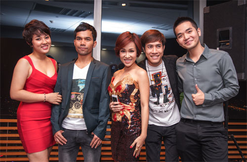 Uyên Linh nhí nhảnh khoe đường cong - 1