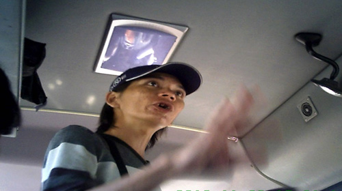 Dùng kim tiêm trấn lột trên xe khách - 2