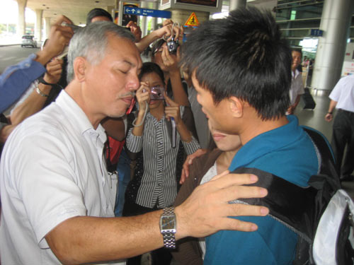 Thêm 8 thủy thủ tàu Saigon Queen về đến TPHCM - 2