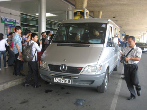 Thêm 8 thủy thủ tàu Saigon Queen về đến TPHCM - 7