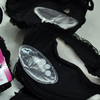 Tin tức trong ngày - Chất lạ trong áo ngực có thể gây dị ứng