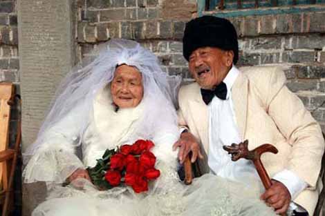 Ảnh cưới của cặp vợ chồng hơn trăm tuổi - 1
