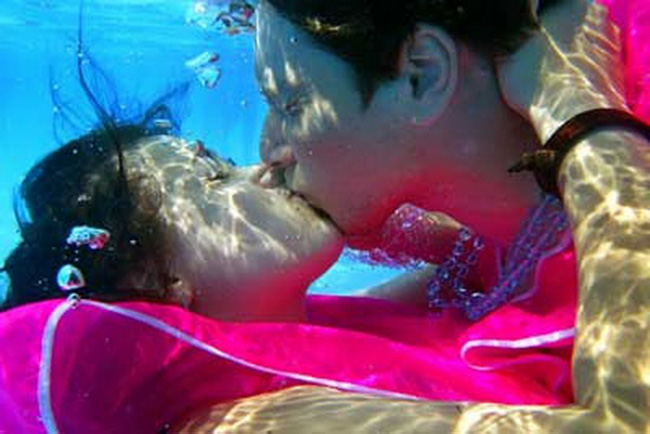 Tại Italy, một cuộc hôn dưới nước được diễn ra. Cặp đôi nào hôn dưới nước lâu nhất sẽ giành phần thắng.
