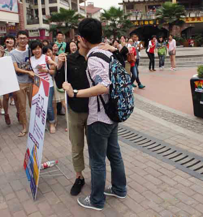 Một cuộc thi “khóa môi” người đồng tính được tổ chức tại khuôn viên trường Đại học Trùng Khánh, Trung Quốc vào ngày 17/5/2012 nhằm mục đích hưởng ứng tinh thần của Ngày chống kỳ thị người đồng tính.
