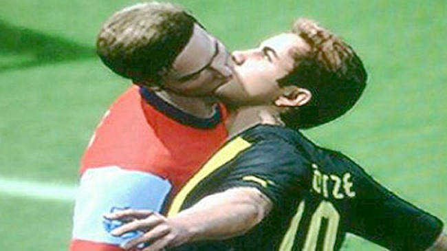 Nụ hôn hy hữu của tiền đạo Olivier Giroud của đội Arsenal và tiền vệ Mario Gotze của đội Borussia Dortmund. Thực chất hình ảnh này là do lỗi trong khâu hình ảnh trên truyền hình.
