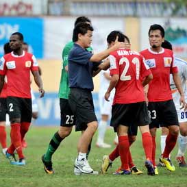 Bóng đá - V.Ninh Bình: "Trảm" trợ lý, đuổi quân &amp; giải tán