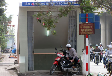 HN: Hầm đi bộ bất ngờ bị khóa trái - 11