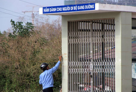 HN: Hầm đi bộ bất ngờ bị khóa trái - 5