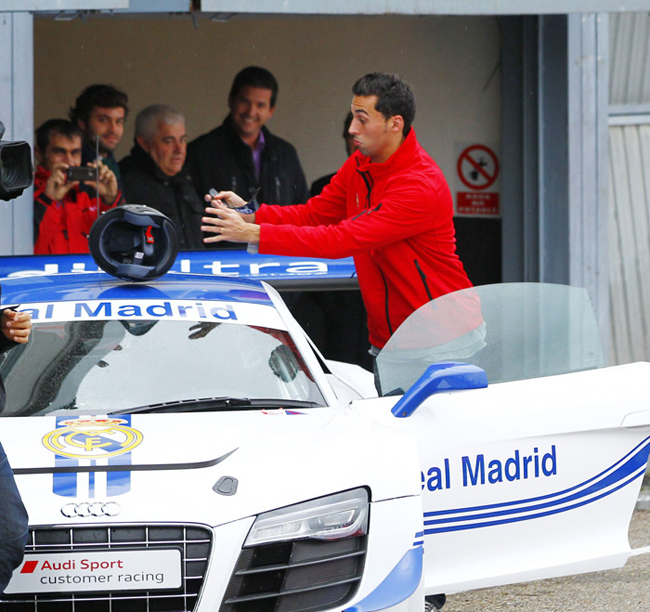 Hậu vệ Arbeloa tỏ ra khá háo hức khi được nhận xe mới từ hãng Audi của Đức