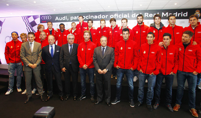 Chủ tịch Real, ông Florentino Perez cũng đến nhận xe và tham gia chụp ảnh cùng các cầu thủ, tuy nhiên bức ảnh này không có sự hiện diện của Mou