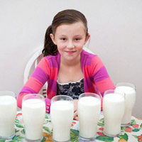 Phi thường - kỳ quặc - Bé gái sẽ chết nếu ngừng uống sữa