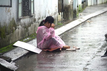 Cô gái tật nguyền bị chú "đẩy" ra khỏi nhà - 2