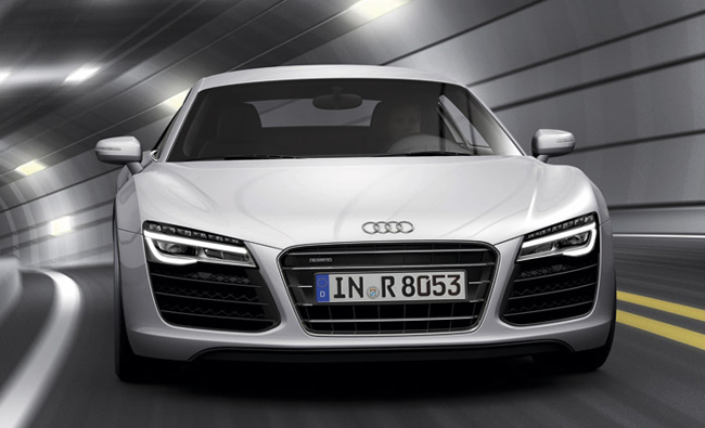 Chiếc Audi R8 5.2 FSI màu trắng là mẫu xe thể thao hai cửa của hãng ôtô Đức