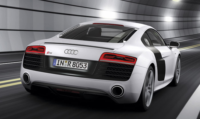 Audi R8 5.2 FSI được trang bị động cơ V10 có thể mê hoặc bất cứ fan mê xe thể thao nào, dù ở dạng coupe hay mui trần.