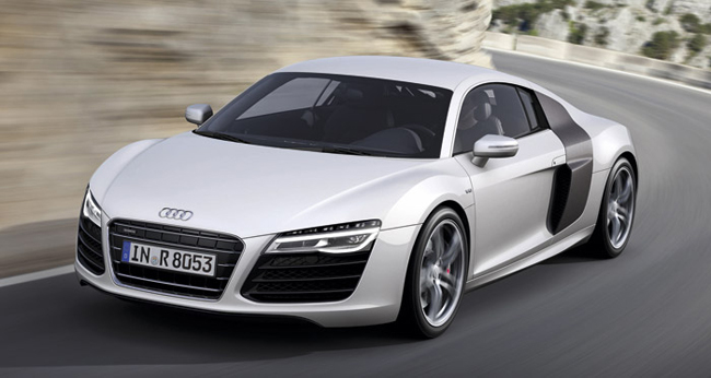 Audi R8 5.2 FSI có nhiều tùy chọn khác nhau về màu sắc, ngoài màu trắng, siêu xe này còn có thêm màu nâu bóng, bạc hoặc xám