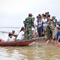 Tin tức trong ngày - Tắm sông, 5 học sinh chết đuối
