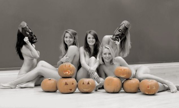 Khỏa thân để gây quỹ cho mẹ bị ốm - 10