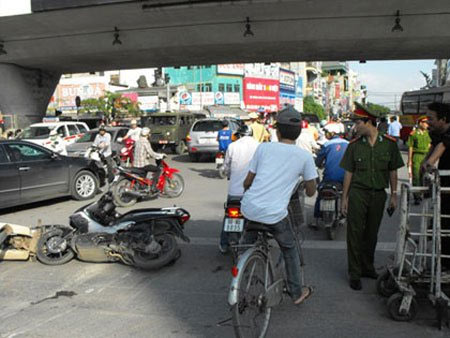 HN: Chờ đèn đỏ, ô tô hất văng 5 xe máy - 2