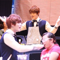 Ca nhạc - MTV - Jae Joong tự làm cơm cuộn mời fan Việt
