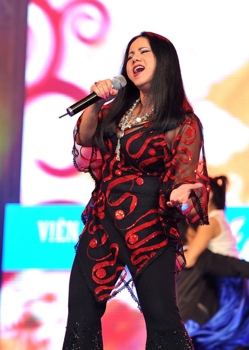 Hà Hồ thướt tha váy hoa - 11