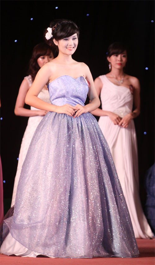 Hoa khôi Đại Nam khoe lưng ong quyến rũ - 11