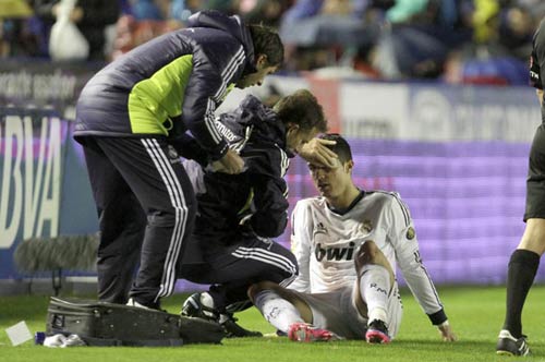 Ronaldo đổ máu mắt trên sân Levante - 1