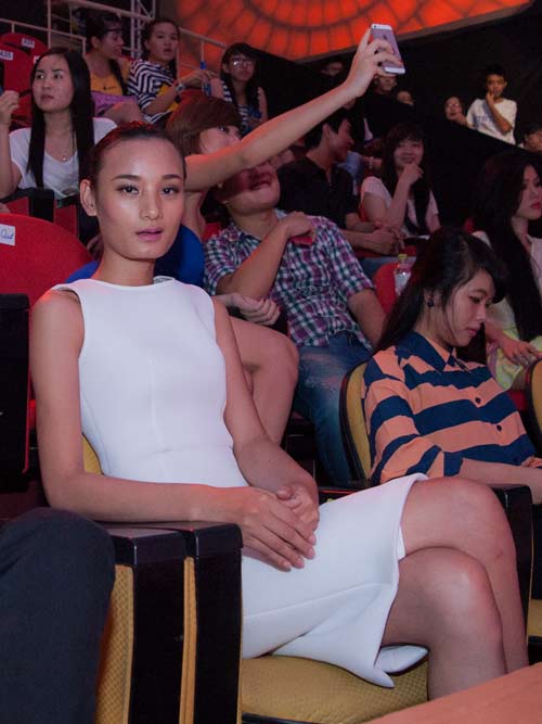 Bảo Anh giản dị đi cổ vũ The Voice - 12
