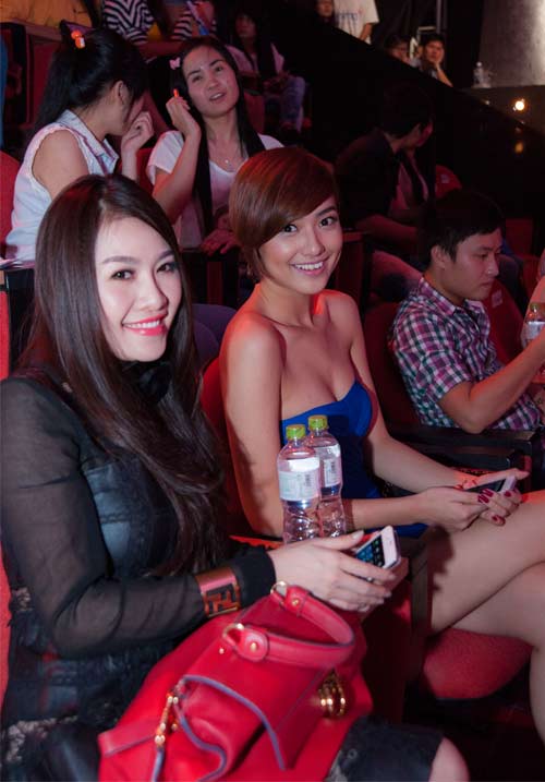Bảo Anh giản dị đi cổ vũ The Voice - 10