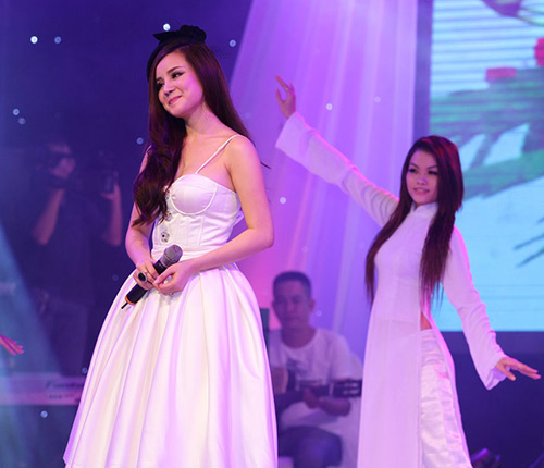 Vy Oanh ngộp thở trước fan khủng - 11