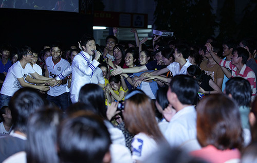 Vy Oanh ngộp thở trước fan khủng - 19